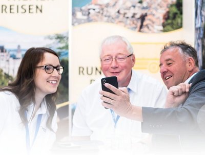 Angeregtes Gespräch in fröhlicher Stimmung im Team und mit Partner