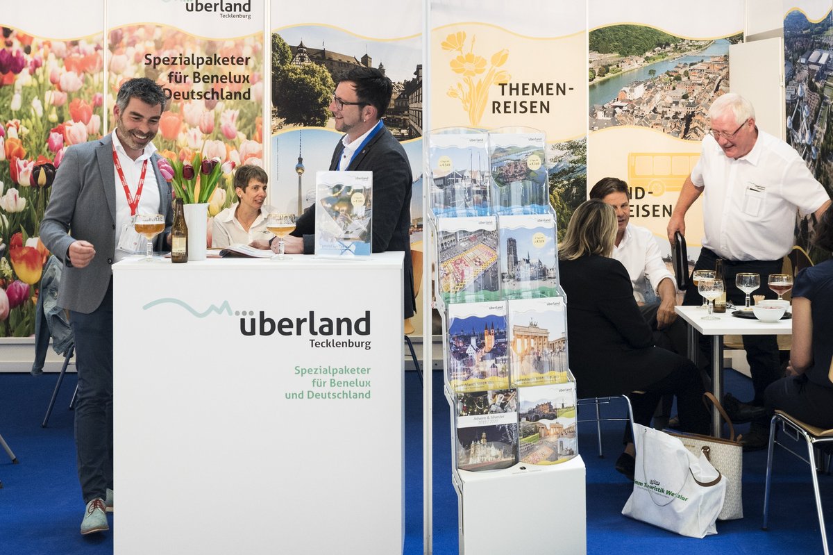 überland Tecklenburg Team mit Partnern und Kunden auf dem Messestand