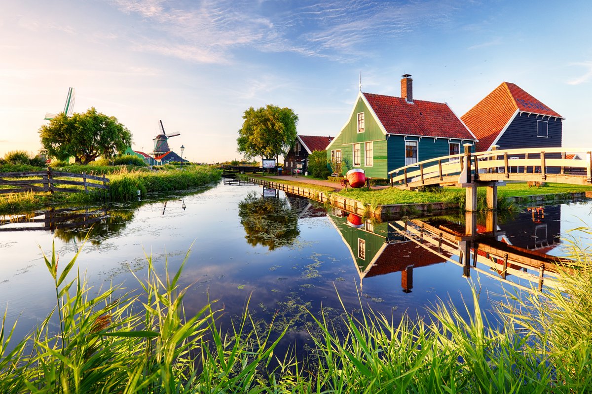 Landschaft mit Wasser und Windmühlen in der Niederlande